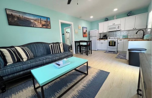 Galveston Cabaña | Charming Cottage, 700ft from Beach