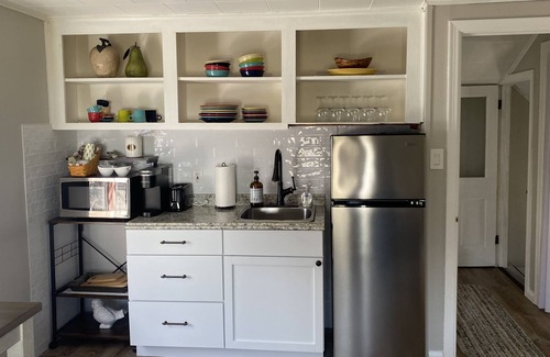 Lake Geneva Cabaña | Charming Cottage apartment-4 minute walk to Geneva Lake
