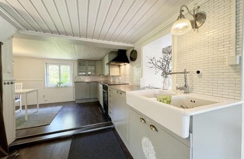 Vanersborg Municipality Casa | Charming Cottage by Lake Vanern, Frandefors