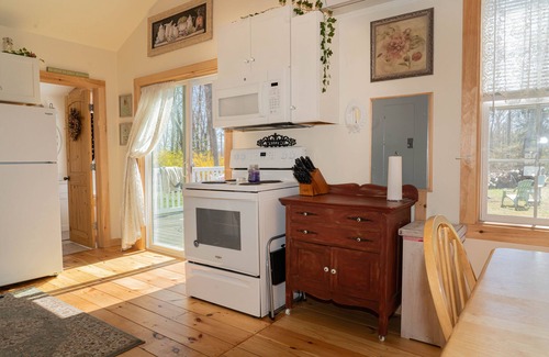 Coventry Lake Cabaña | Charming Cottage by the Lake❤️