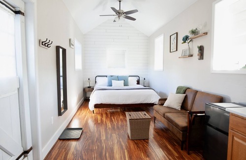 Blue Ridge Cabaña | Charming Cottage Farm Stay w/King Bed: Country Views-Pet Friendly!