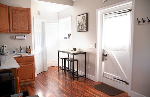 Blue Ridge Cabaña | Charming Cottage Farm Stay w/King Bed: Country Views-Pet Friendly!