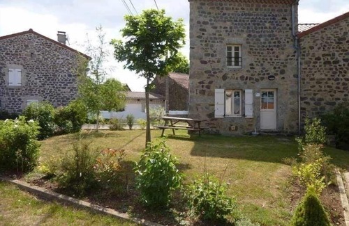 Rauret Cabaña | Casa rural para 4 personas con patio privado en Rauret, cerca de las Gargantas del Allier