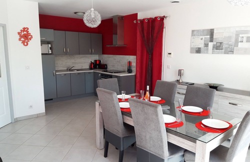 Orgnac-l'Aven Casa | Encantadora casa de campo con terraza privada y piscina.
