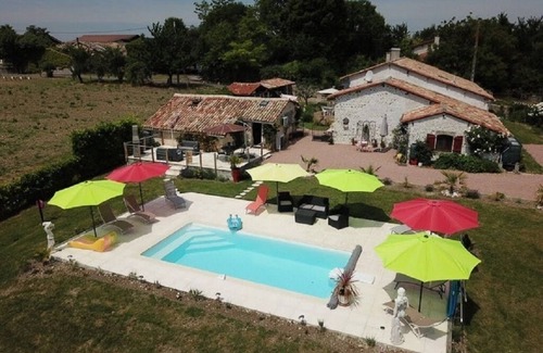 Saint-Maigrin Cabaña | Encantadora casa / casa rural de 6 dormitorios con piscina privada en Charente Maritime