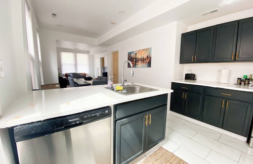 Tri-Taylor Apartamento | Charming Cottage Home Near Little Italy & UIC