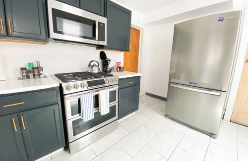Tri-Taylor Apartamento | Charming Cottage Home Near Little Italy & UIC
