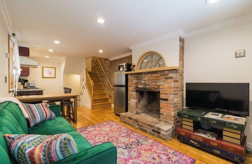 Washington Square West Cabaña | Charming cottage in Ave of the Arts -Center City