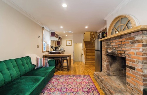 Washington Square West Cabaña | Charming cottage in Ave of the Arts -Center City