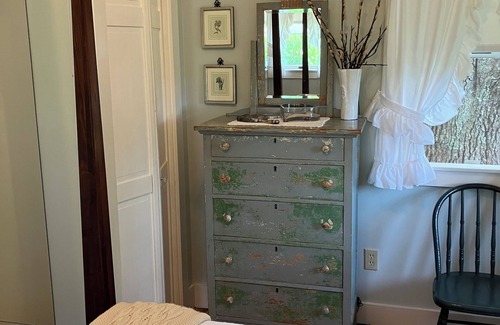 Chilmark Cabaña | Charming cottage in bucolic Chilmark. Minutes to Menemsha harbor.