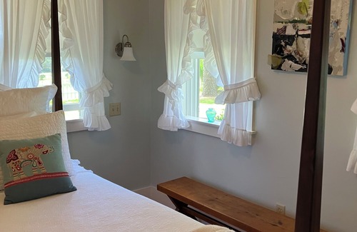 Chilmark Cabaña | Charming cottage in bucolic Chilmark. Minutes to Menemsha harbor.