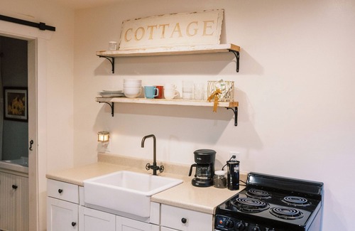 Lynchburg Cabaña | Charming cottage in Lynchburg close to the Blue Ridge Mountains & Liberty U