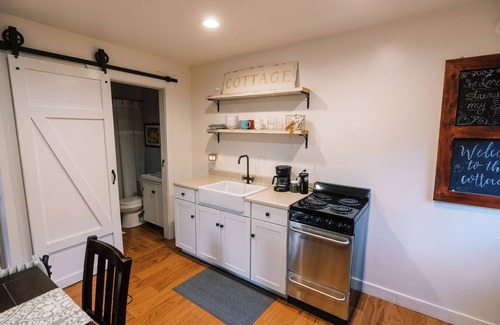 Lynchburg Cabaña | Charming cottage in Lynchburg close to the Blue Ridge Mountains & Liberty U