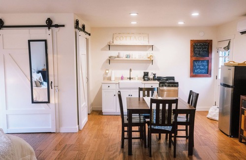Lynchburg Cabaña | Charming cottage in Lynchburg close to the Blue Ridge Mountains & Liberty U