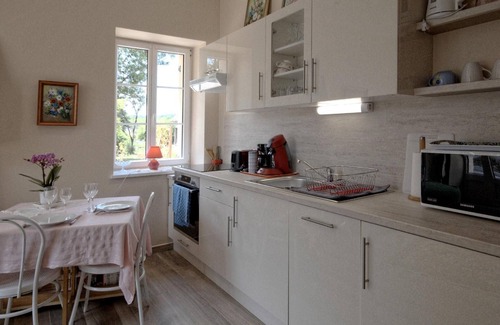 Montagney Cabaña | Encantadora casa en Montagney con terraza y parque, se admiten mascotas, parking privado