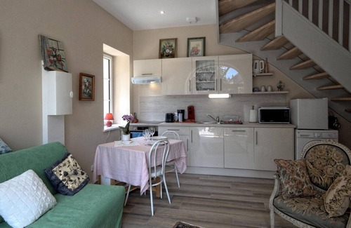 Montagney Cabaña | Encantadora casa en Montagney con terraza y parque, se admiten mascotas, parking privado