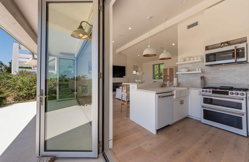 Western Malibu Cabaña | Charming cottage in Malibu Park above Zuma Beach.