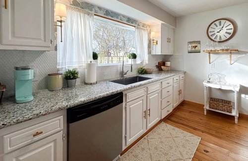 Tomball Cabaña | Charming Cottage in Old Town Tomball -walk to shopping and restaurants