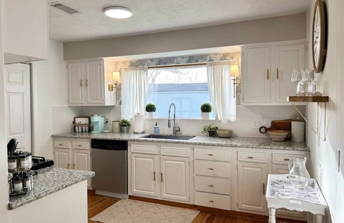 Tomball Cabaña | Charming Cottage in Old Town Tomball -walk to shopping and restaurants