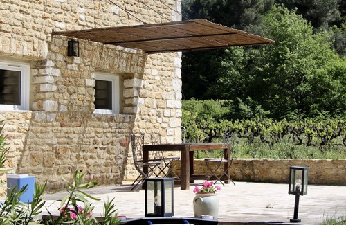 Menerbes Cabaña | Encantadora casa de campo en la casa de piedra rodeada de viñedos en el Luberon