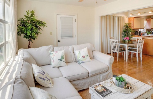 Oleander - Sunset Cabaña | Charming Cottage in Oleander/Sunset Neighborhood