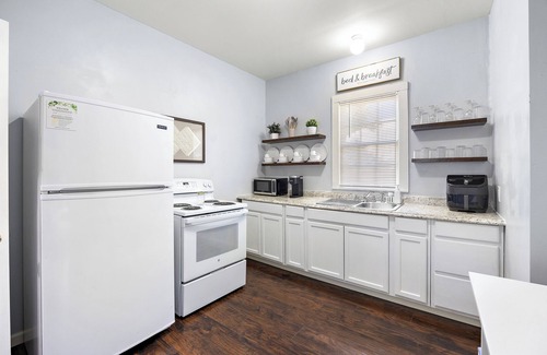 Nacogdoches Casa | Charming Cottage in historic Nacogdoches. Steps away from the brick streets!