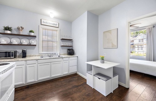 Nacogdoches Casa | Charming Cottage in historic Nacogdoches. Steps away from the brick streets!