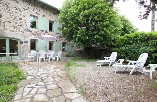 Vernassal Cabaña | Casa espaciosa restaurada con gran patio, cerca de Saint-Paulien