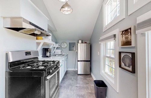 Ocean City Cabaña | Charming cottage near the boardwalk & beach with AC, WiFi, kitchen
