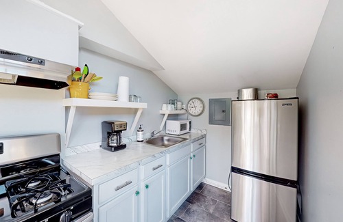 Ocean City Cabaña | Charming cottage near the boardwalk & beach with AC, WiFi, kitchen