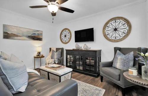 Montgomery Casa | Charming Cottage on 7 acres with Pond