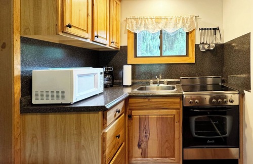 Reeders Cabaña | Charming Cottage on Private Resort in the Poconos