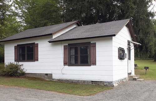 Reeders Cabaña | Charming Cottage on Private Resort in the Poconos