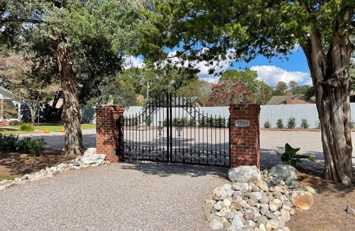 Bayshore Cabaña | Charming Cottage! Open space with coastal theme. Centrally located.