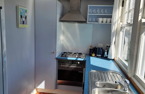 Newtown Casa | Charming Cottage Retreat – Close to Hospital & Newtown Cafes, with Garage