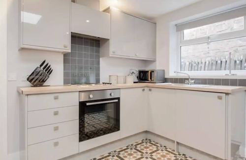 Ferryside Cabaña | Charming Cottage Retreat by Ferryside Beach and steps from Welsh Coastal Path