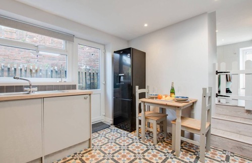 Ferryside Cabaña | Charming Cottage Retreat by Ferryside Beach and steps from Welsh Coastal Path