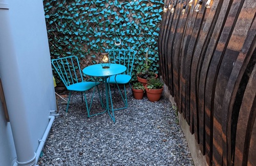 Ferryside Cabaña | Charming Cottage Retreat by Ferryside Beach and steps from Welsh Coastal Path