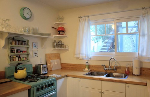Silver Lake Cabaña | Adorable Cottage Retreat en Silver Lake, cerca de Sunset Junction, terraza privada