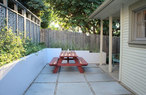 Silver Lake Cabaña | Adorable Cottage Retreat en Silver Lake, cerca de Sunset Junction, terraza privada