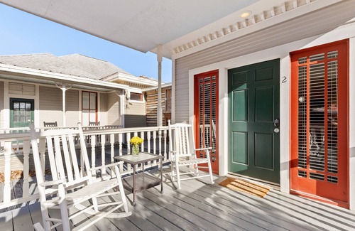 New Braunfels Casa | Charming Cottage Escape – King Suite w/ Jacuzzi & Secluded Patio | Historic Charm w/ Modern Comforts