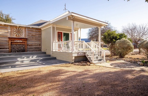 New Braunfels Casa | Charming Cottage Escape – King Suite w/ Jacuzzi & Secluded Patio | Historic Charm w/ Modern Comforts