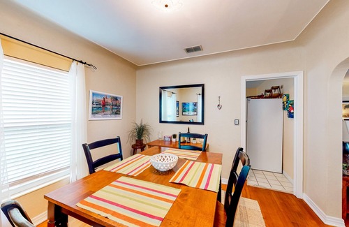 Historic Old Northeast Casa | Charming cottage with patio & W/D - walk to the Bay Bay and North Shore Park