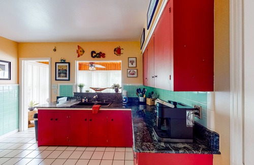 Historic Old Northeast Casa | Charming cottage with patio & W/D - walk to the Bay Bay and North Shore Park