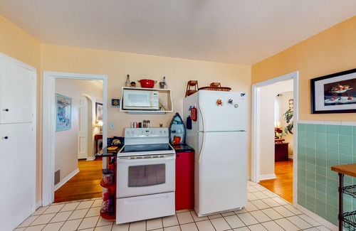 Historic Old Northeast Casa | Charming cottage with patio & W/D - walk to the Bay Bay and North Shore Park