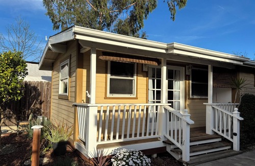 Thousand Oaks Cabaña | Charming cottage in Thousand Oaks with WiFi and AC