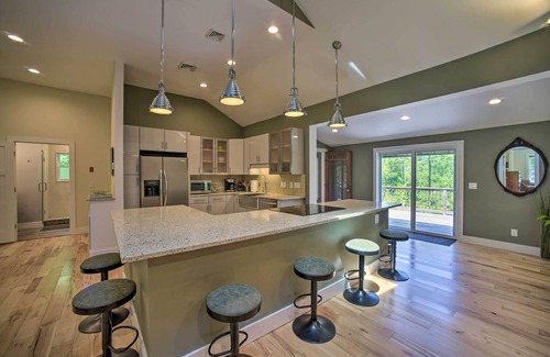 Wallkill Casa | Charming Cottage w/ Deck: Mtn + Lake Views!