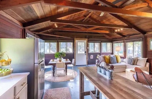 Skaneateles Casa | Charming cottage w/private tennis court on Skaneateles Lake