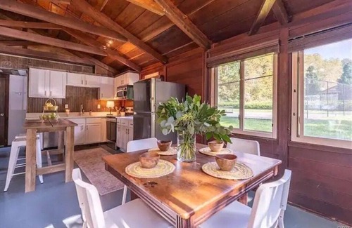Skaneateles Casa | Charming cottage w/private tennis court on Skaneateles Lake