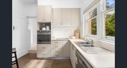 Braddon Casa | Charming Cottage Walk to City and Eat Street